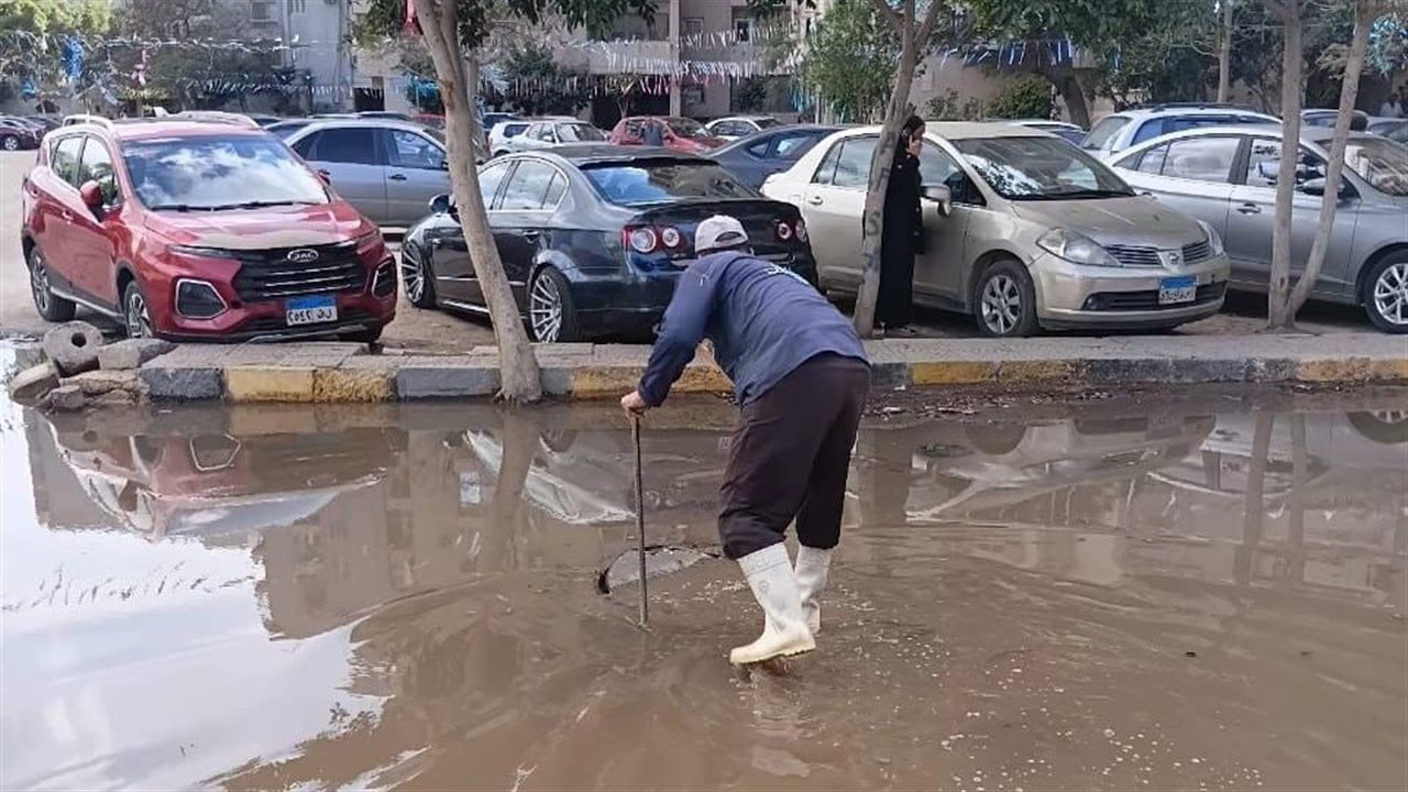 سحب تجمعات مياه الأمطار بالإسماعيلية وإعادة الحركة لطبيعتها.. “مياه القناة” تواصل رفع الاستعداد
