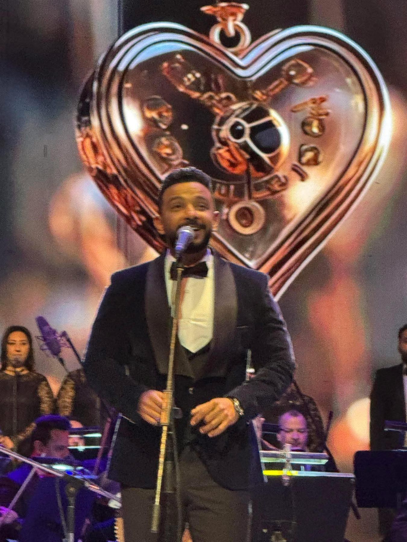 في احتفالية عبد الحليم حافظ.. خالد منتصر ينتقد مطرب بالأوبرا غير كلمات أغنية لست قلبي