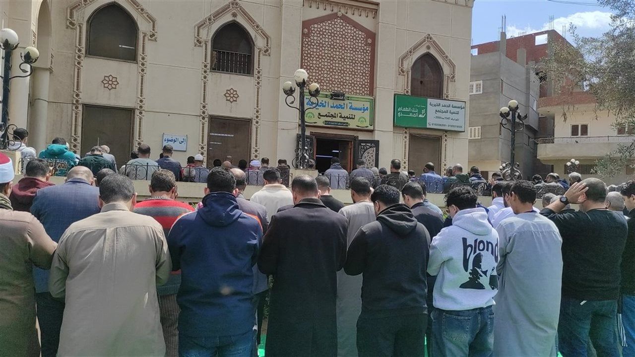 المئات يشيعون والدة وزير الصناعة لمثواها الأخير بمسقط رأسها بالشرقية