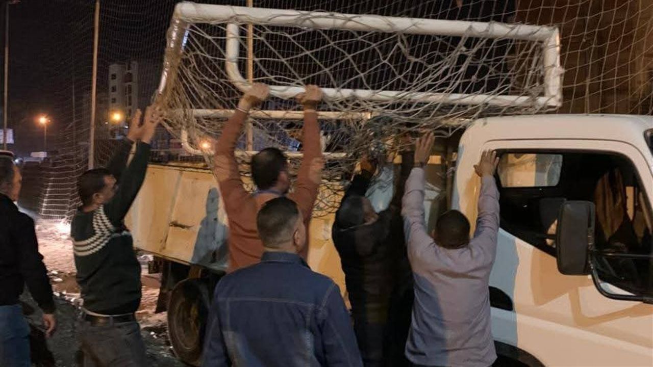 حملة مكبرة بكفر الدوار لإغلاق الملاعب المخالفة.. وتحفظ على "الأهداف والشباك"