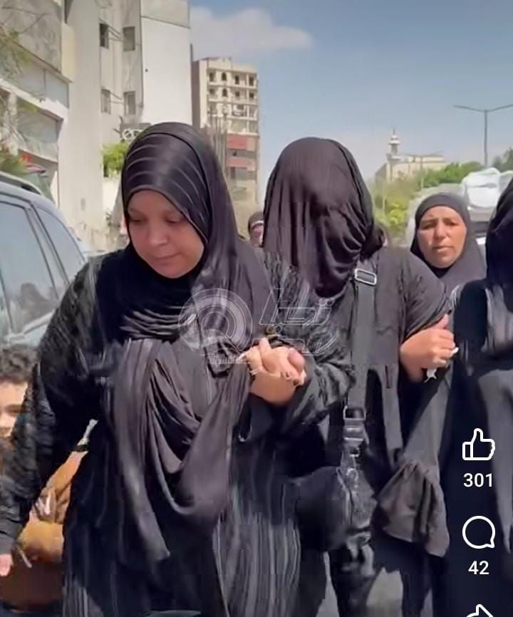متسبنيش والنبي.. انهيار ابنة الفنانة فاطمة كشري لحظة تشييع جثمانها