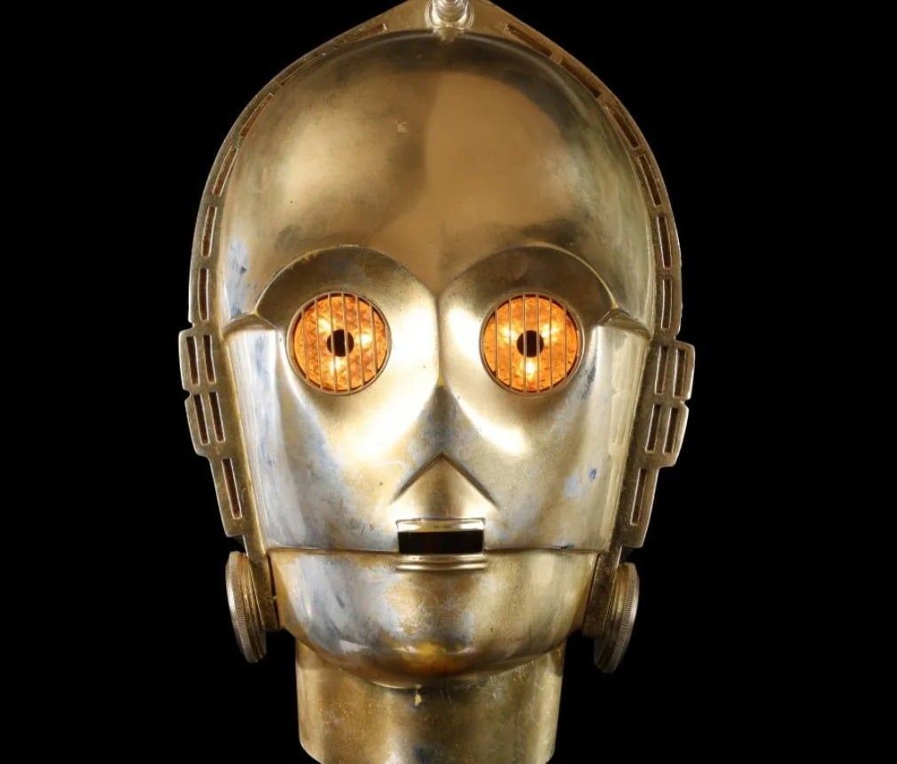 رأس الروبوت C-3PO من سلسلة أفلام حرب النجوم يحقق مليون دولار في مزاد علني