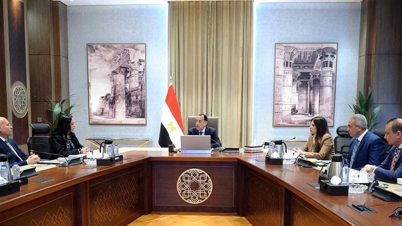 رئيس الوزراء يتابع إجراءات طرح وحدات سكنية بالإيجار للمواطنين