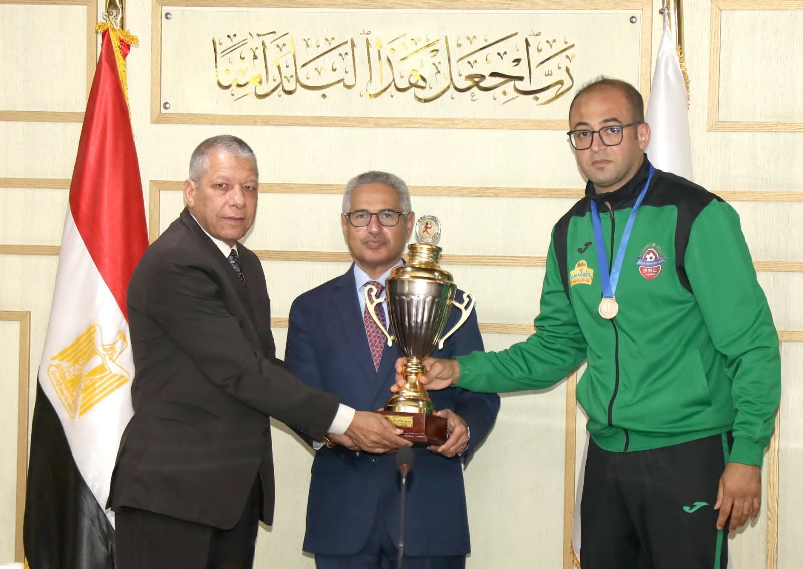محافظ بني سويف يكرّم أبطال اليد ويهديهم درع المحافظة بعد الصعود للممتاز.. ويطلق رؤية لاكتشاف المواهب الرياضية بالمراكز
