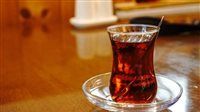 شرب الشاي قبل النوم.. عادة مريحة أم سبب خفي للأرق؟