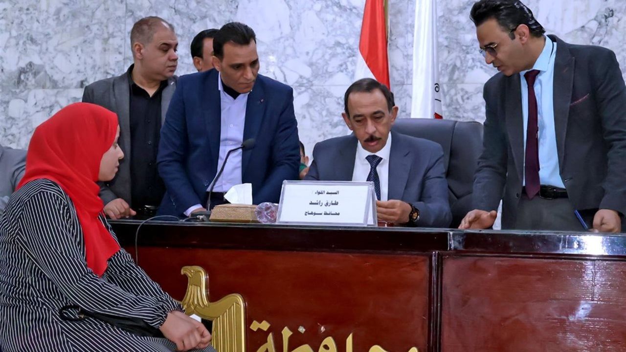 محافظ سوهاج يعقد اللقاء الجماهيري لتلبية شكاوى وطلبات المواطنين