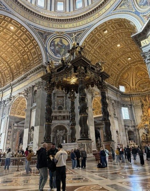 مظلة برنيني، التي يبلغ ارتفاعها 100 قدم