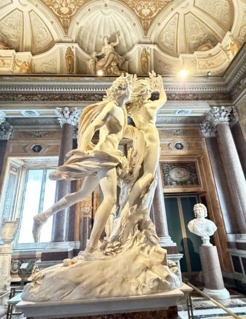 جيان لورينزو بيرنيني وأبولو ودافني في جاليريا بورجيزي