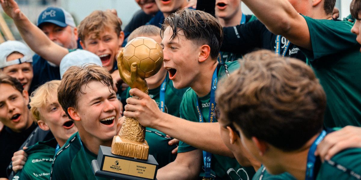 لحظة التتويج ببطولة عالمية لناشئي كرة اليد « Partille Cup»