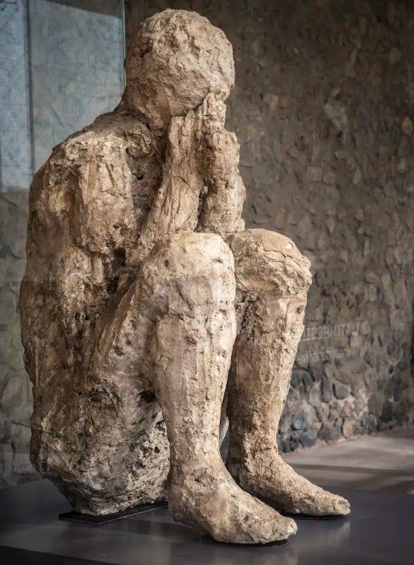 واحدة من منحوتات المعرض