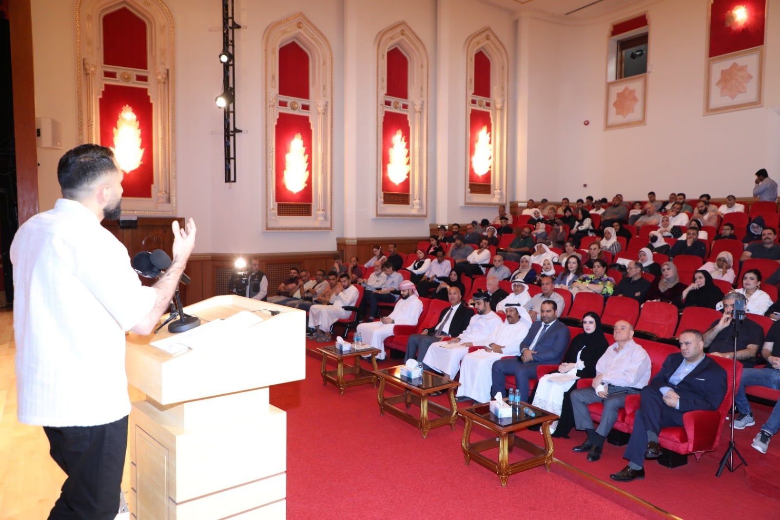 جانب من الأمسية الشعرية جانب من الأمسية الشعرية