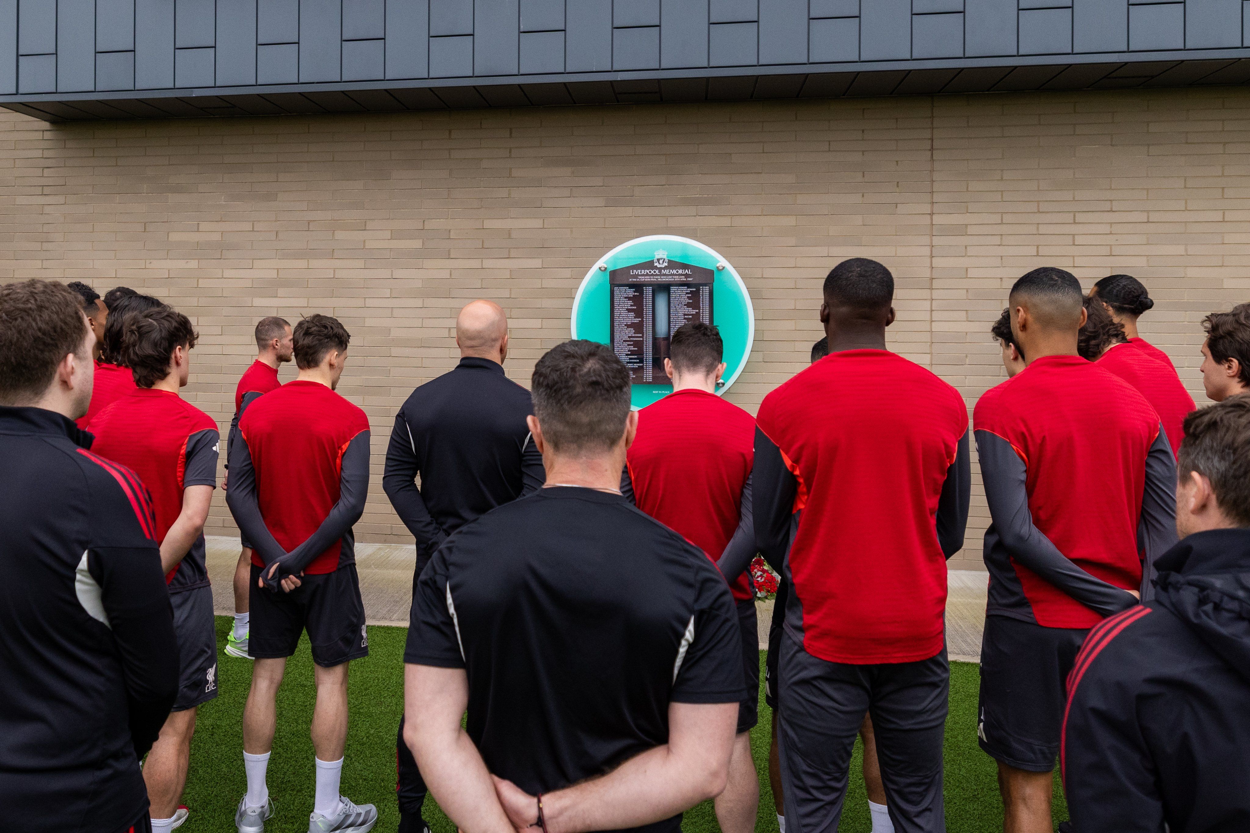 ليفربول يُحيي الذكرى الـ37 لكارثة هيلزبره (1) ليفربول يُحيي الذكرى الـ37 لكارثة هيلزبره (1)