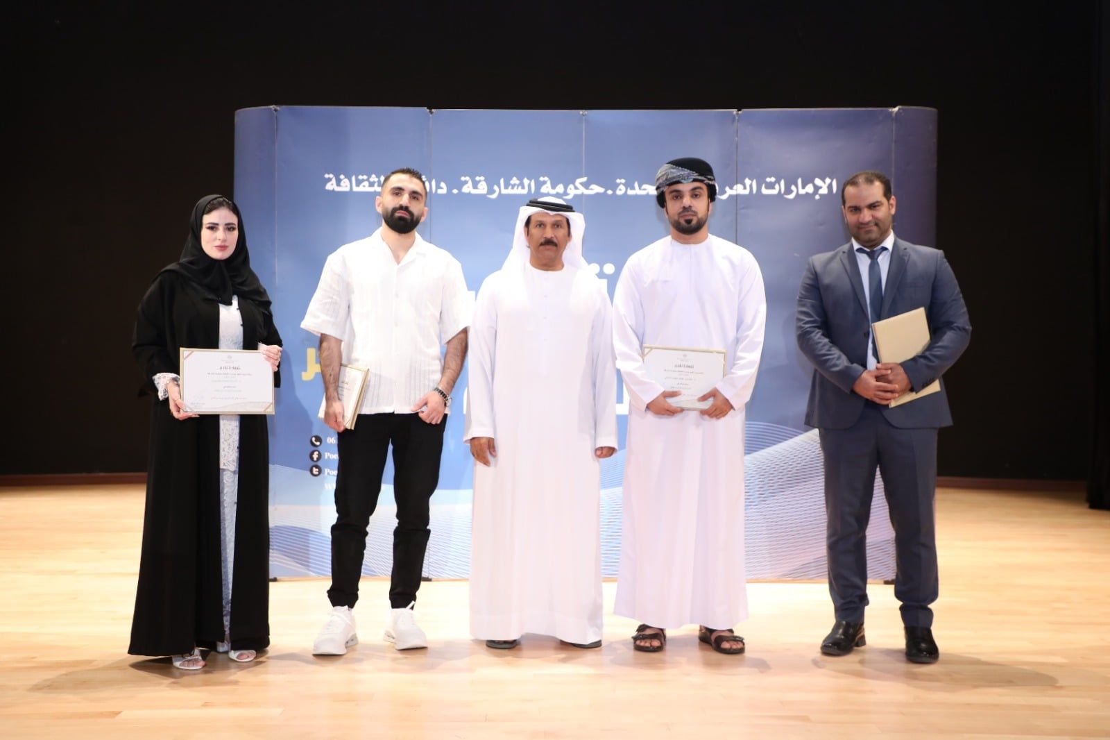 الشاعر محمد البريكى يكرم الشعراء الشاعر محمد البريكى يكرم الشعراء