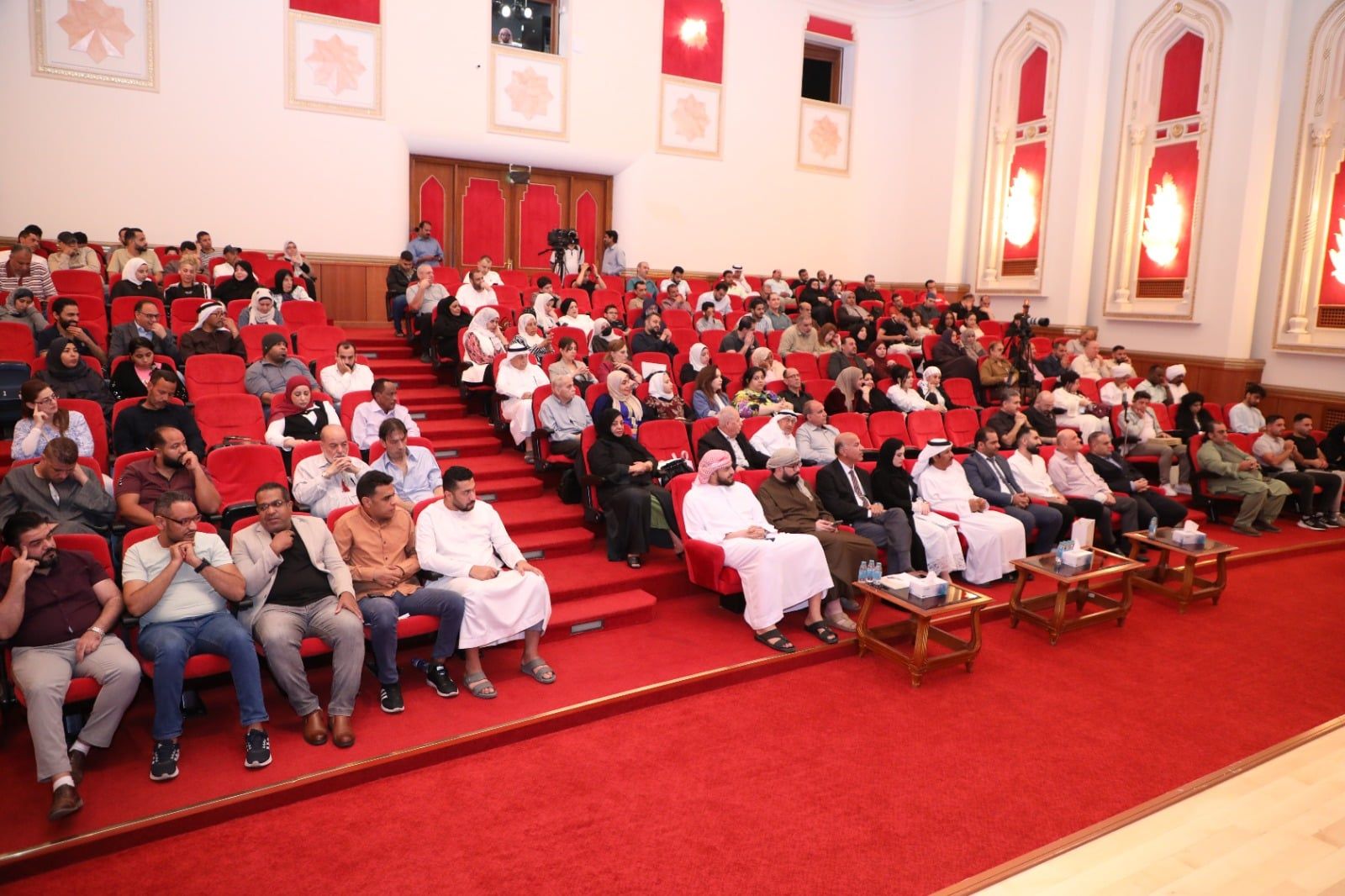 خلال الأمسية الشعرية خلال الأمسية الشعرية