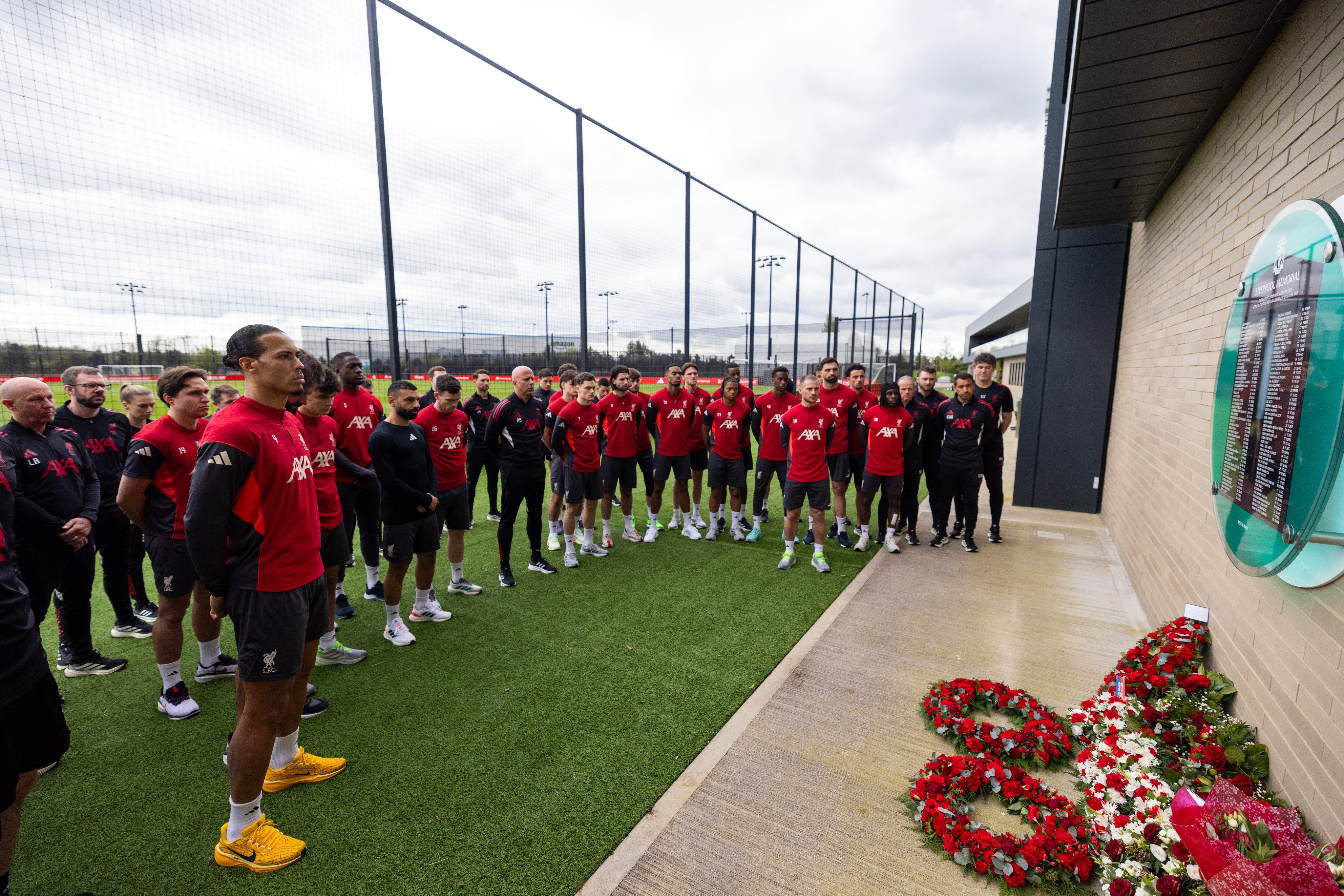 ليفربول يُحيي الذكرى الـ37 لكارثة هيلزبره (3) ليفربول يُحيي الذكرى الـ37 لكارثة هيلزبره (3)