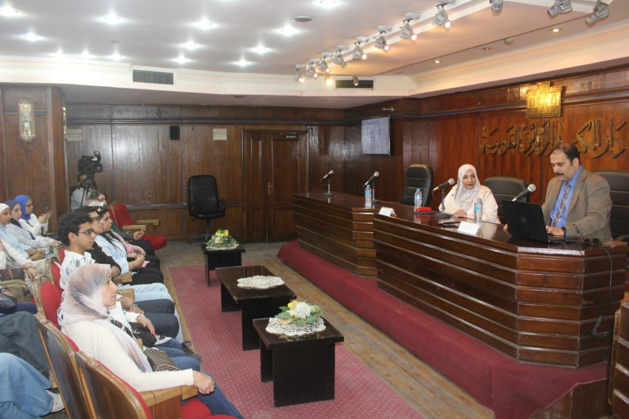 جانب من الندوة جانب من الندوة