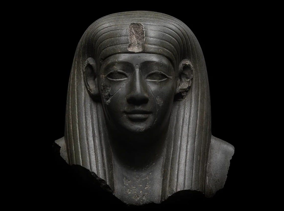 تمثال نصفى لمعبودة مصرية تمثال نصفى لمعبودة مصرية