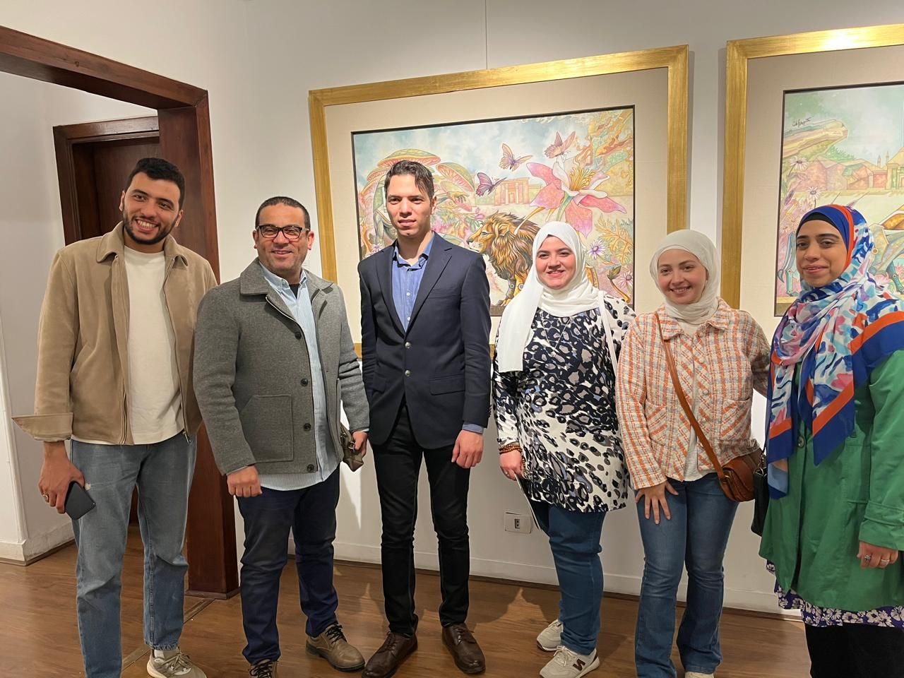 الفنان كريم رأفت داخل معرضه الفنى