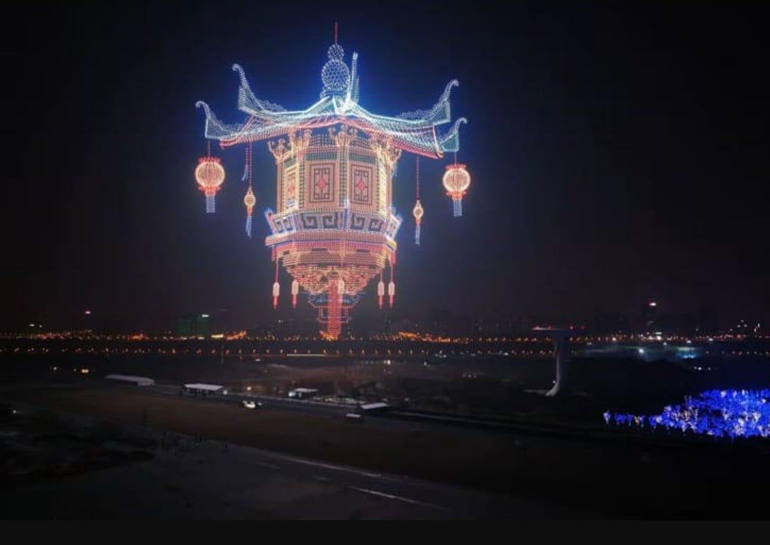 عرض صيني مبهر لطائرات بدون طيار