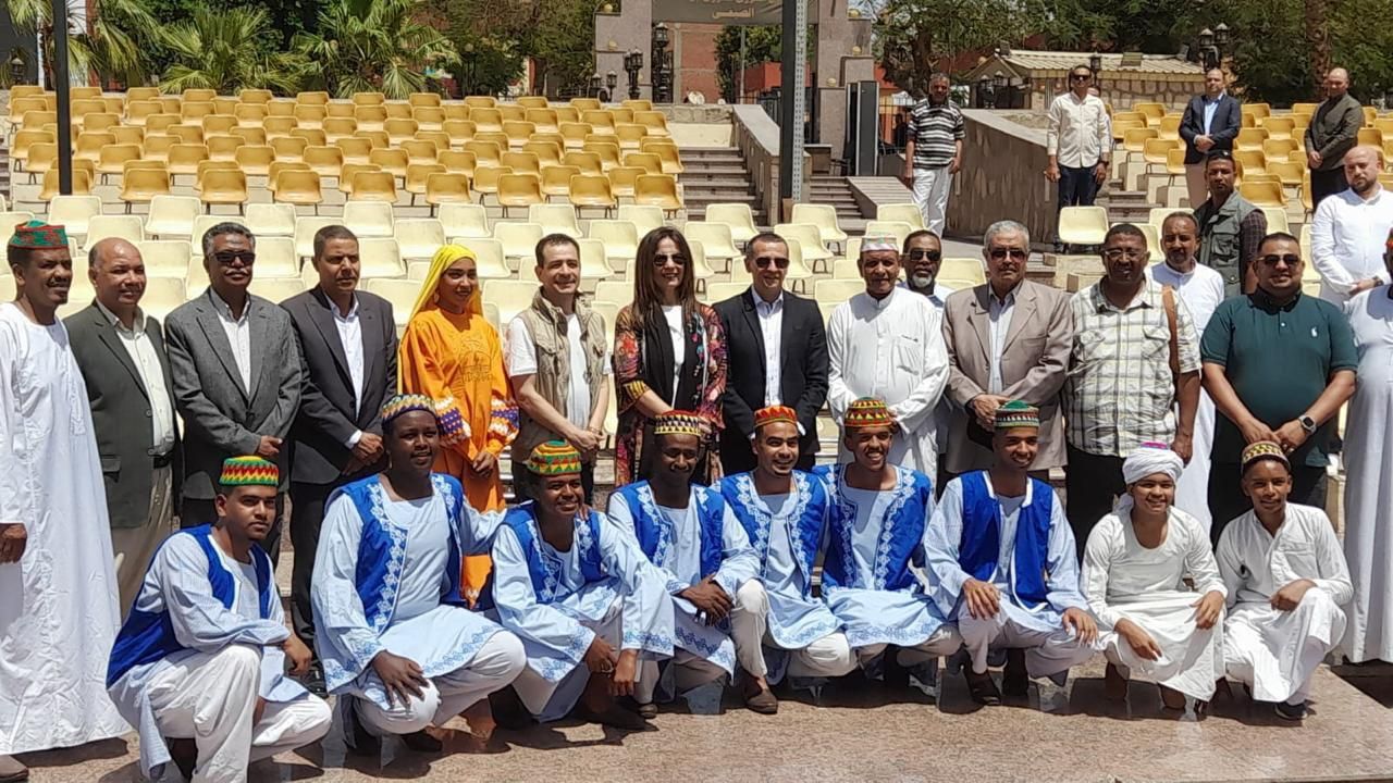 مع إحدى الفرق