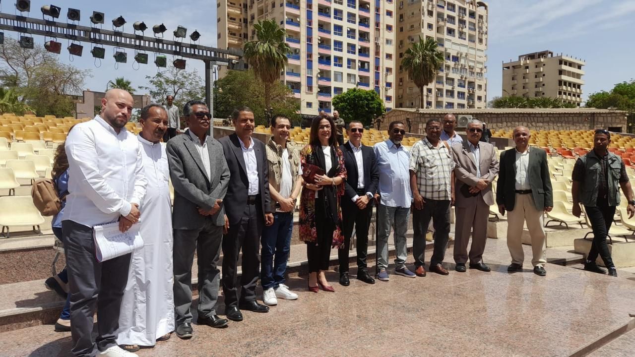 وزيرة الثقافة ومحافظ أسوان في زيارة للمواقع الثقافية