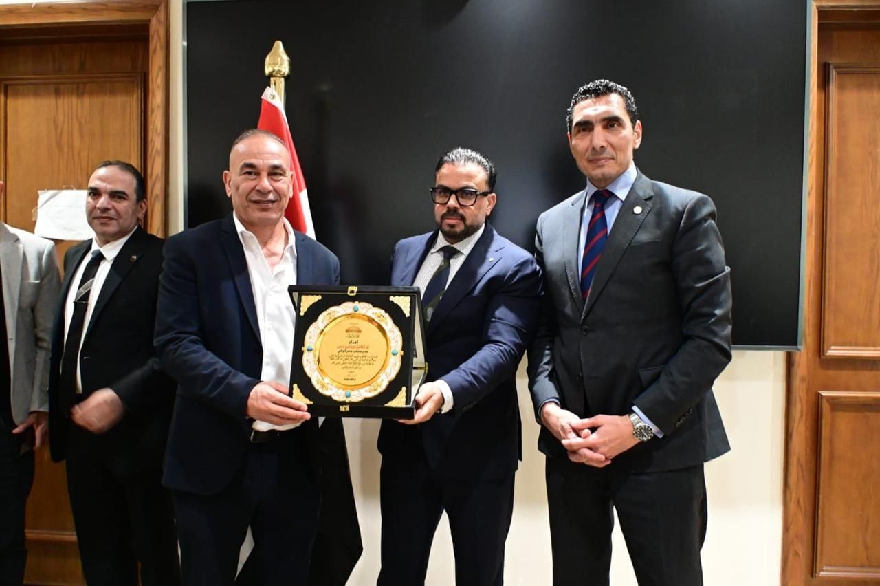 لجنة الشباب والرياضة بمجلس النواب تكرم أبو ريدة والتوأم (1)