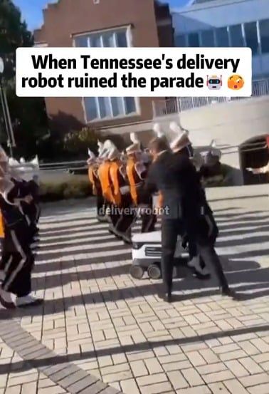 روبوت يدخل طابور استعراض