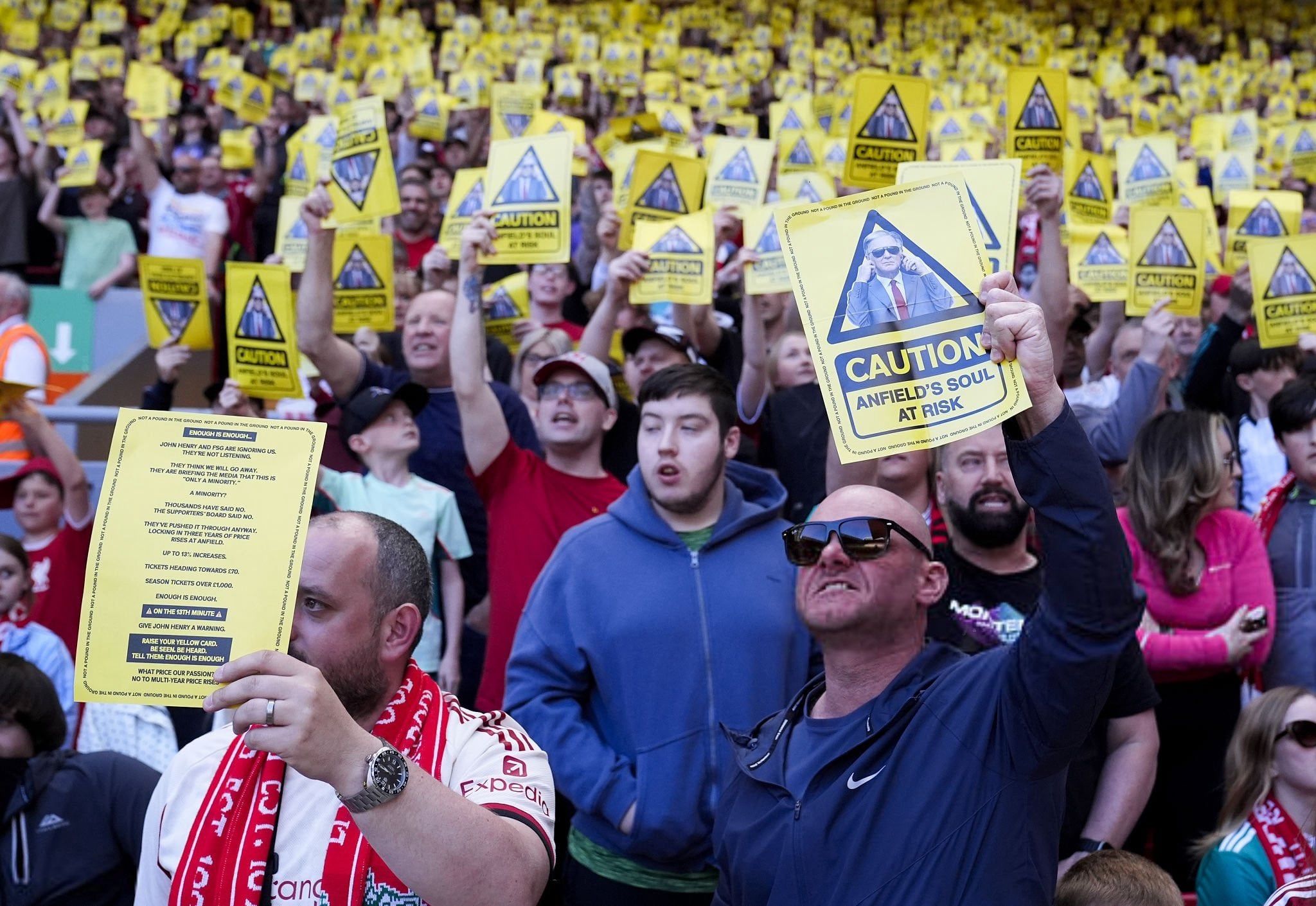 جماهير ليفربول تهاجم إدارة النادي (3)