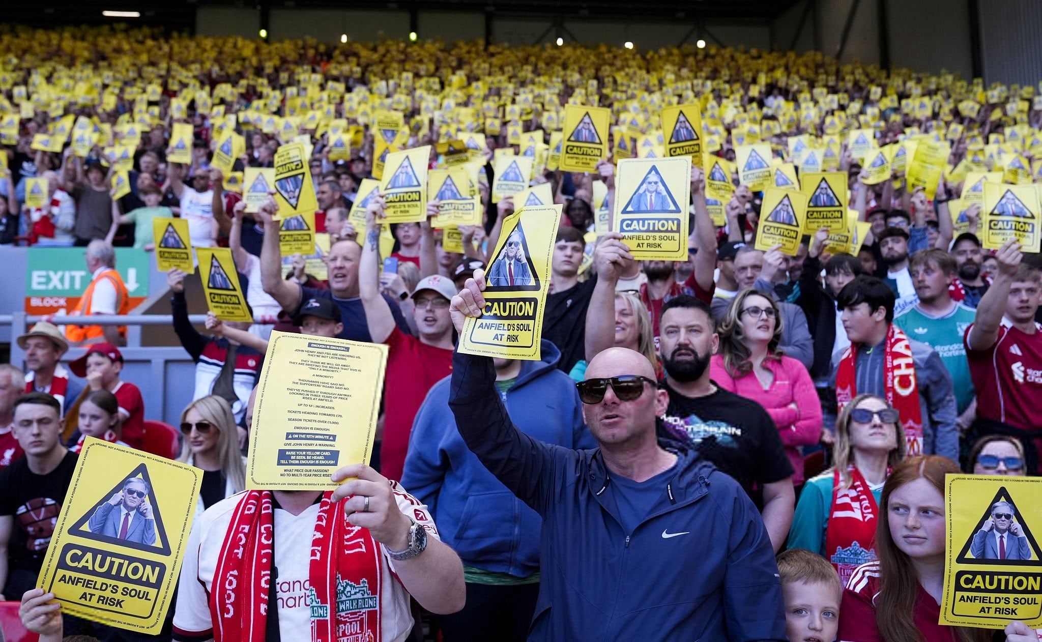 جماهير ليفربول تهاجم إدارة النادي (4)