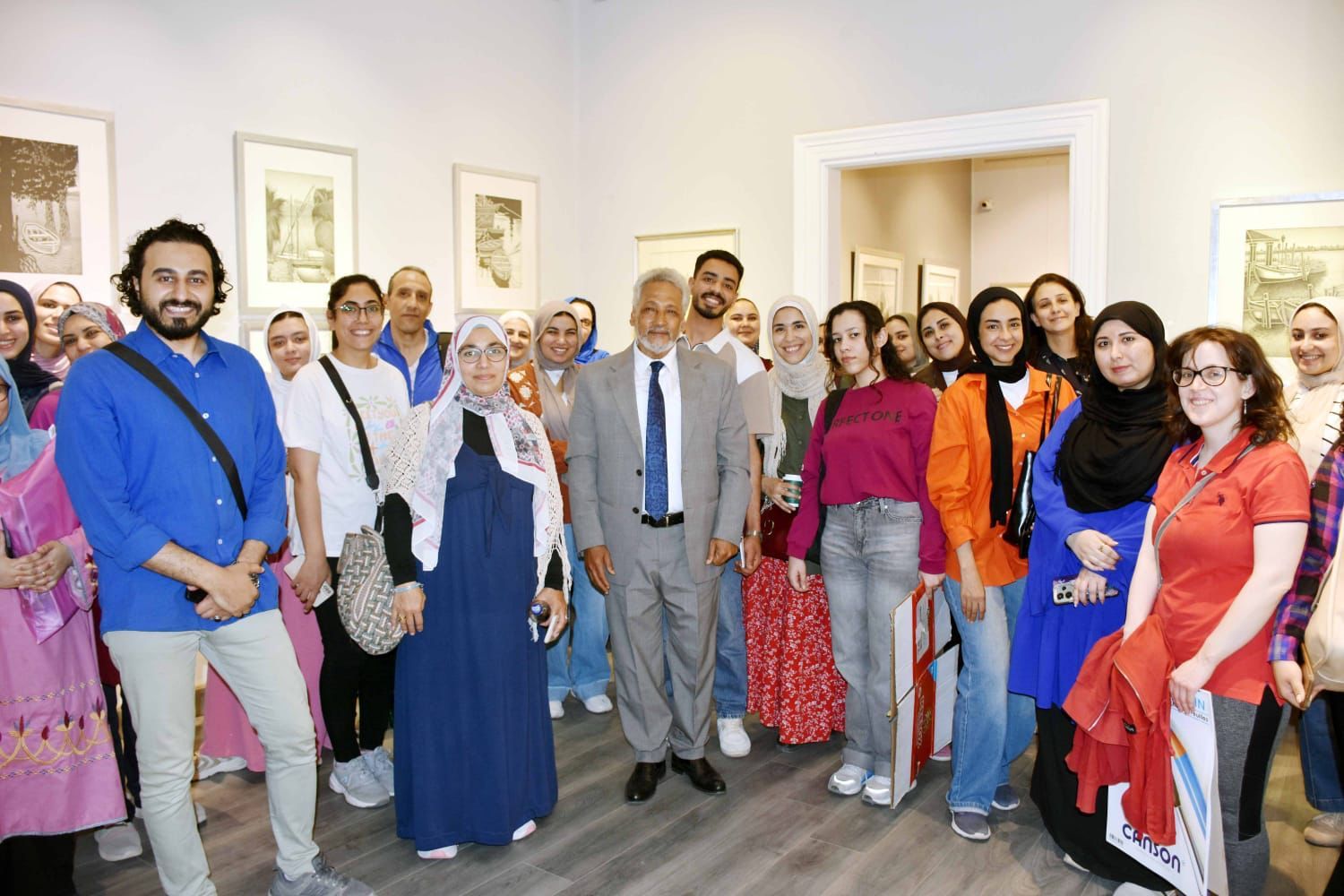 الفنان بصحبه الأصدقاء والتشكيليين