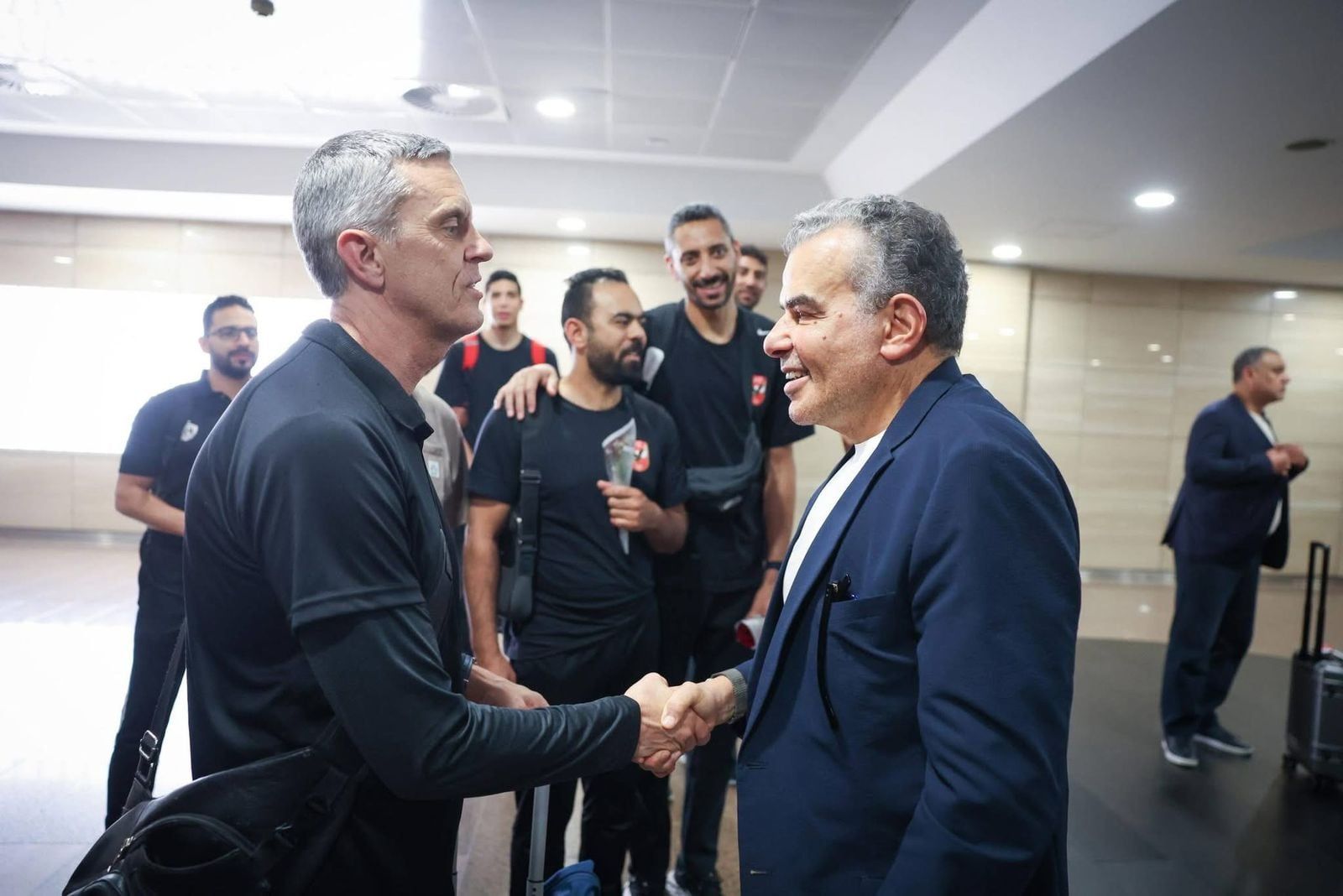 خالد مرتجى يصافح المدرب