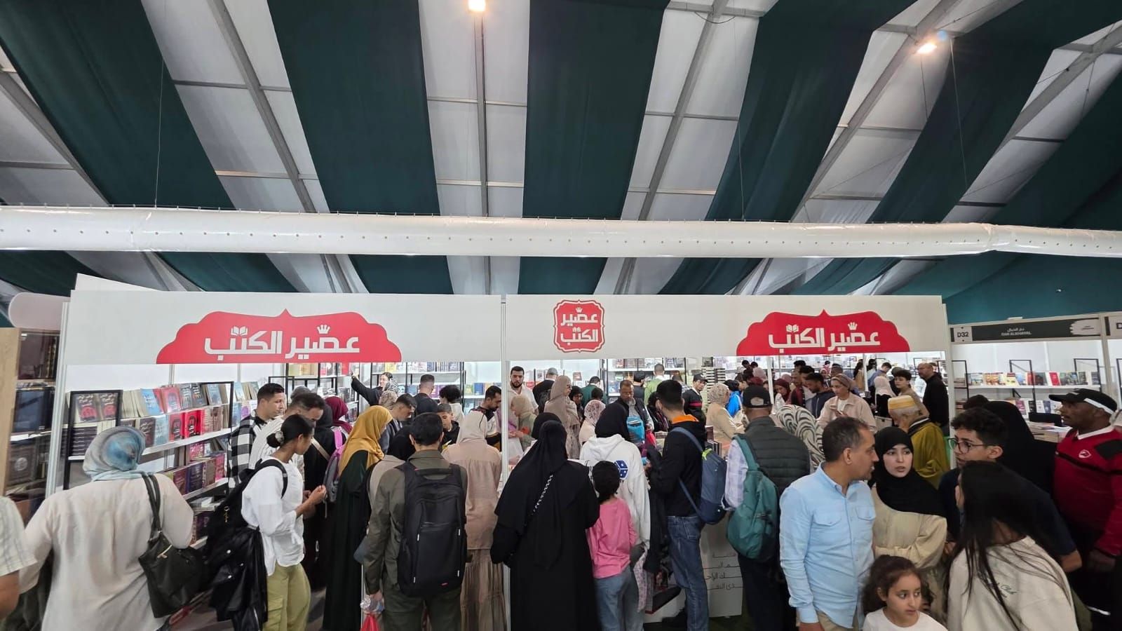 الإقبال على روايات عمرو عبدالحميد بجناح عصير الكتب بمعرض الرباط