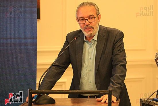 الكاتب عمرو خفاجي الكاتب عمرو خفاجي