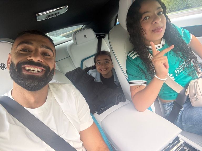 محمد صلاح مع ابنتيه مكة وكيان