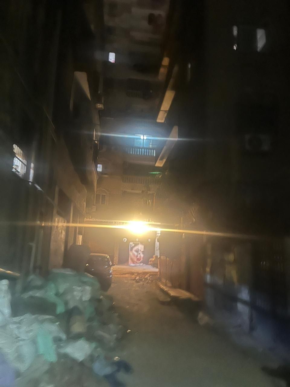 برج سكني في في منتصف الصورة احتل مكان منزل الزعيم القديم