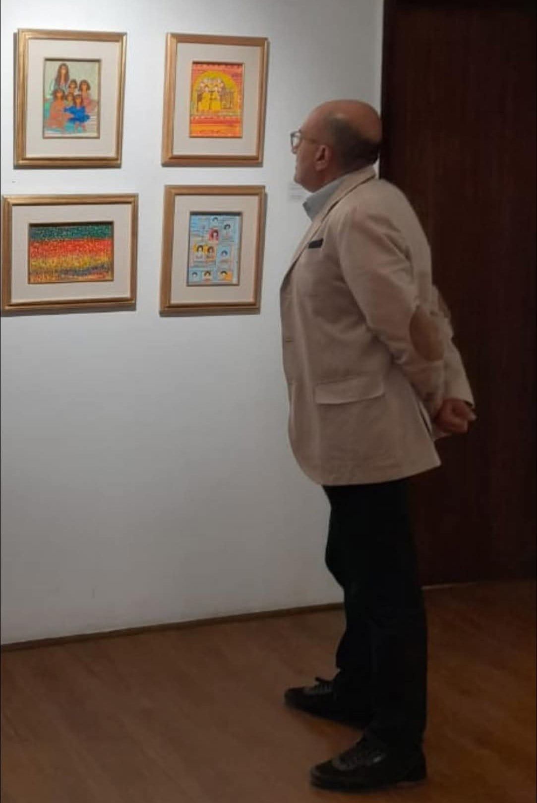 الدكتور ياسر السيد عميد كلية الفنون الجميلة بالزمالك داخل المعرض الدكتور ياسر السيد عميد كلية الفنون الجميلة بالزمالك داخل المعرض