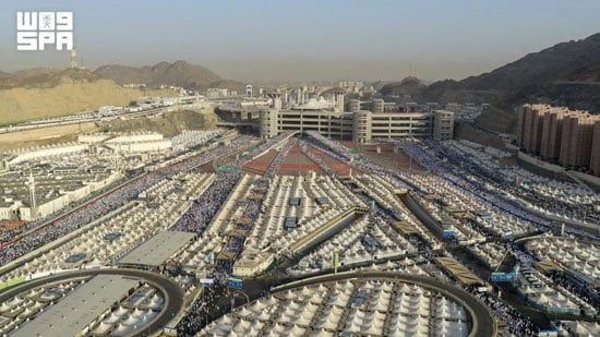 حجاج بيت الله الحرام يرمون جمرة العقبة