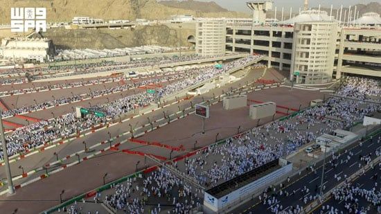 حجاج بيت الله الحرام يرمون جمرة العقبة يوم النحر 1