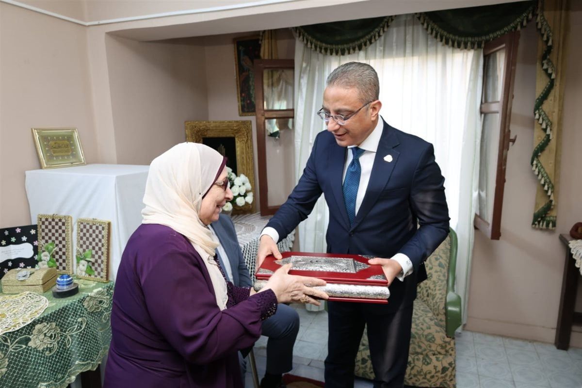محافظ الجيزة يشارك فتيات مؤسسة الرعاية الأجتماعية للبنات بإمبابة فرحة عيد الأضحى المبارك