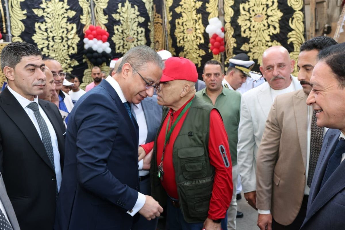 محافظ الجيزة يؤدي صلاة عيد الأضحى بساحة مسجد مصطفى محمود