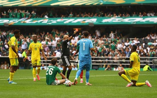 يايا سيتول مدافع جنوب أفريقيا يسجل أول حالة طرد في كأس العالم 2026 يايا سيتول مدافع جنوب أفريقيا يسجل أول حالة طرد في كأس العالم 2026