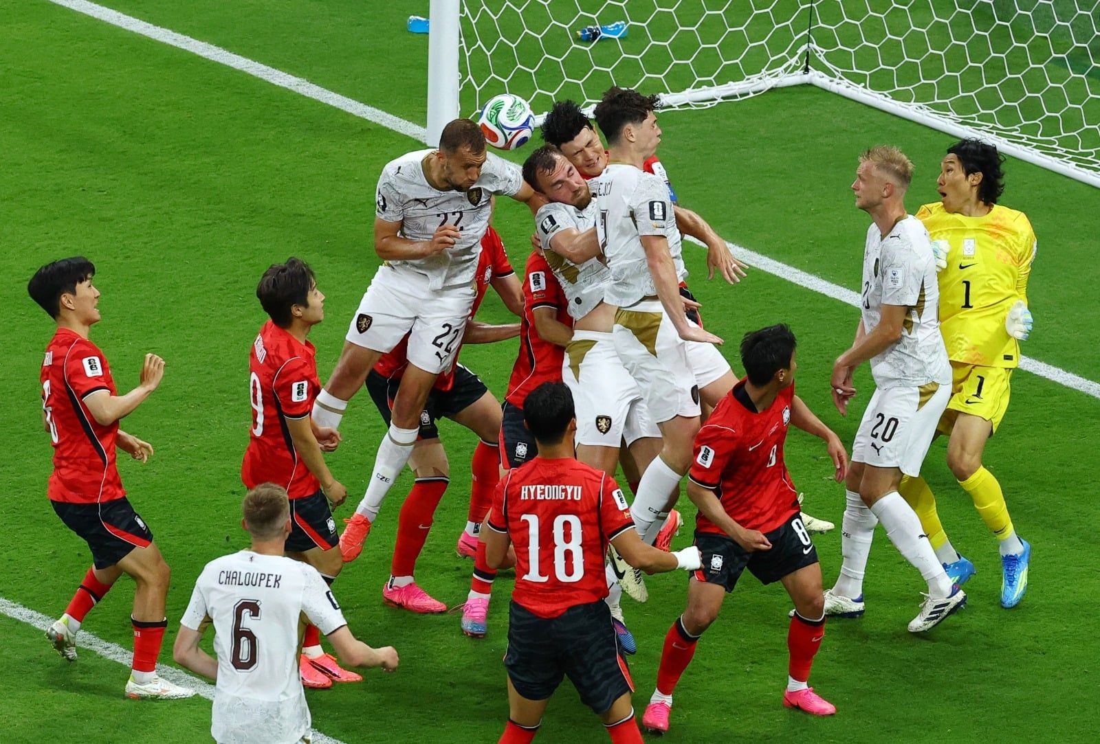 الأحذية الوردية تسيطر على لقاء كوريا والتشيك