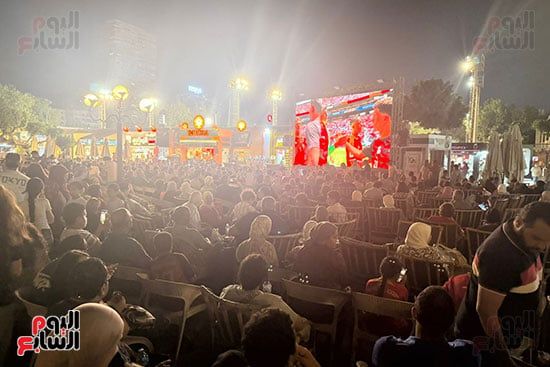 جمهور المنتخب يشاهد المباارة من النادى الأهلى
