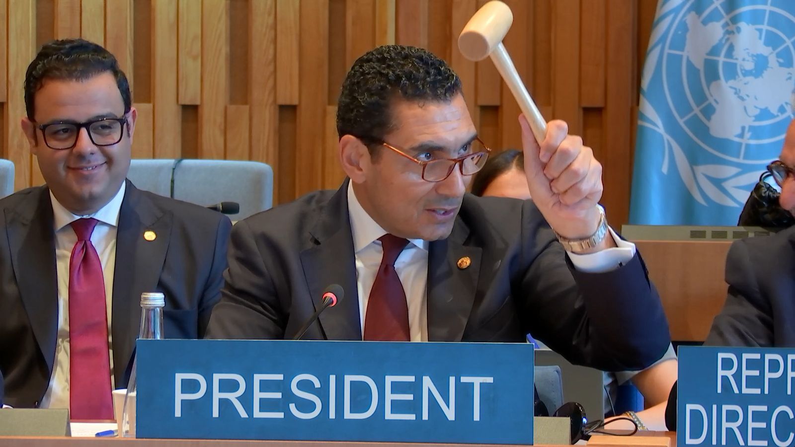 جوهر نبيل يرأس الجلسة
