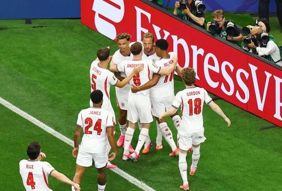 احتفال لاعبى إنجلترا بهدف هارى كين