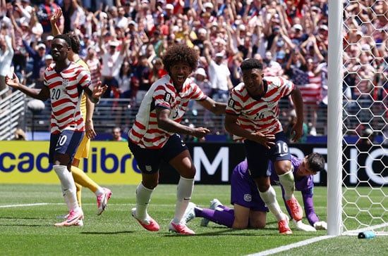 احتفال أليكس فريمان ولاعبى أمريكا بالهدف احتفال أليكس فريمان ولاعبى أمريكا بالهدف