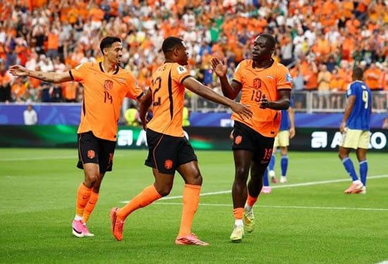 احتفال لاعبى هولندا بهدف بريان بروبي احتفال لاعبى هولندا بهدف بريان بروبي