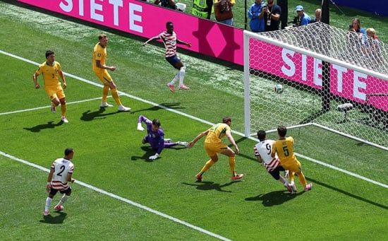 كاميرون بورجس لاعب أستراليا يسجل هدف بالخطأ كاميرون بورجس لاعب أستراليا يسجل هدف بالخطأ
