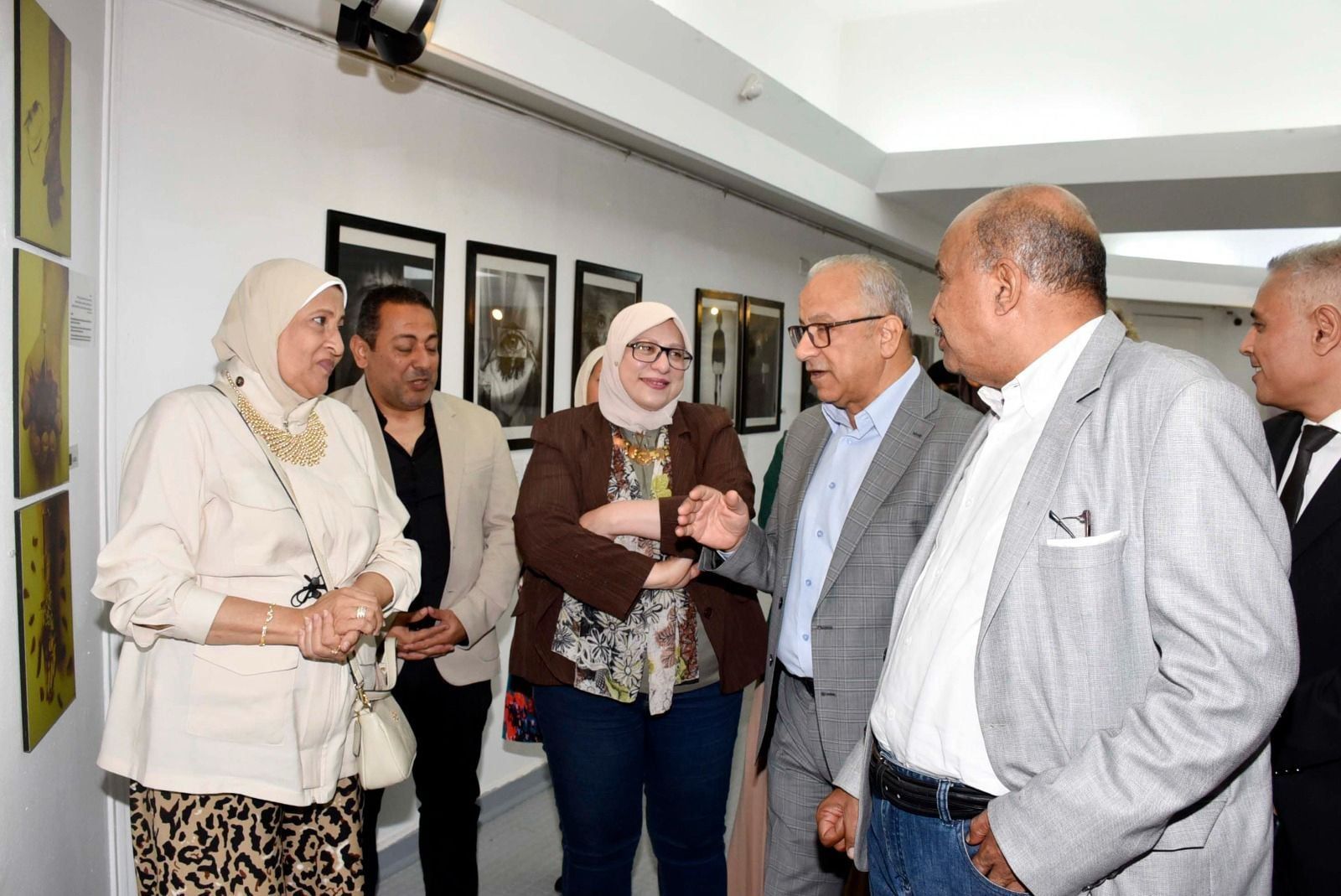 أثناء افتتاح معرض خارج السرب أثناء افتتاح معرض خارج السرب