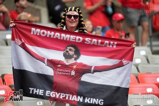 الكينج المصرى محمد صلاح يزين مدرجات المباراة